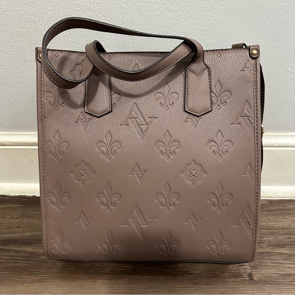 ADRIENNE VITTADINI Tote
With Detachable Pouch Color Mushroom NEW - Picture 6 of 12